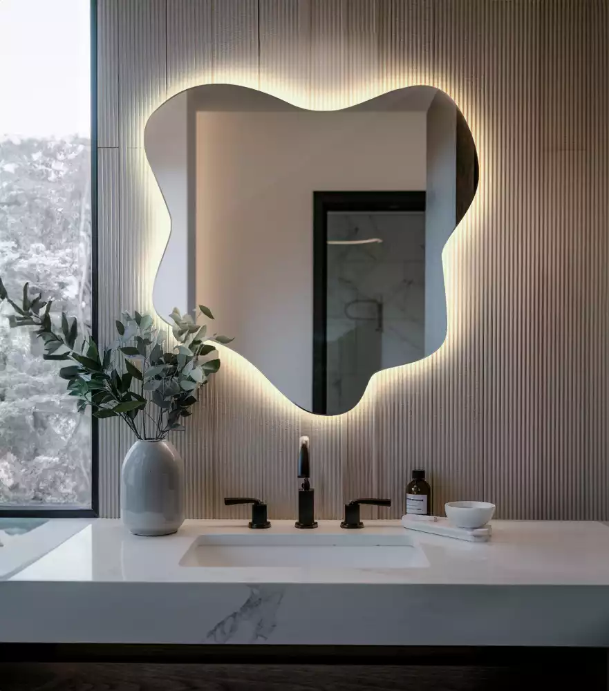 Oglindă modernă cu iluminare integrată