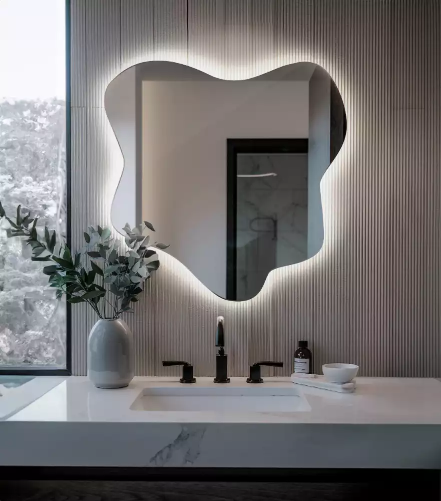 Oglindă modernă cu iluminare integrată