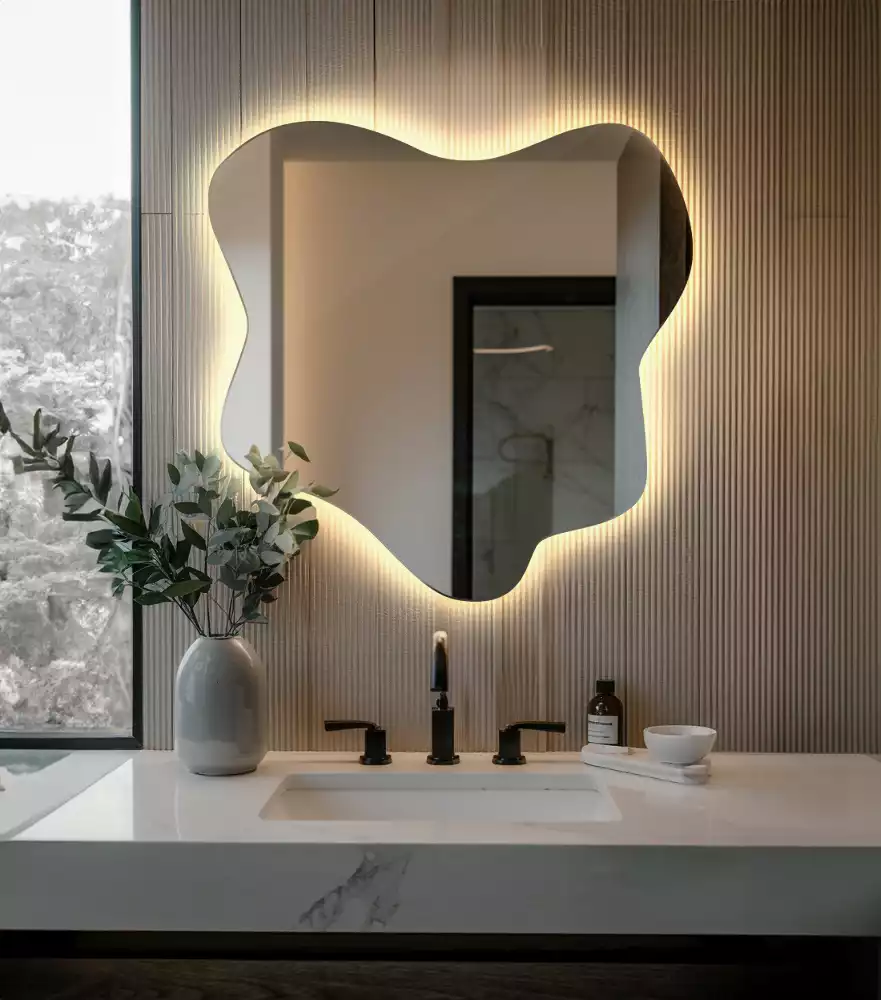 Oglindă modernă cu iluminare integrată