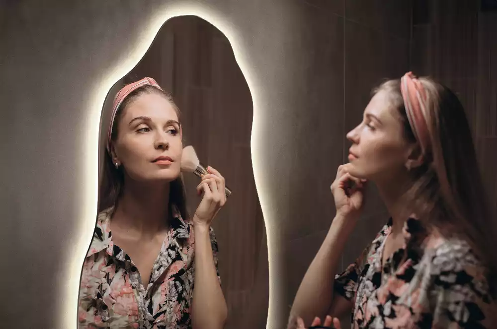 Oglindă asimetrică cu iluminare LED suspendată