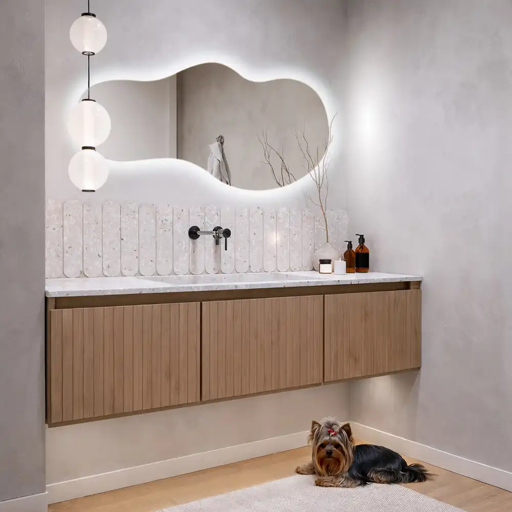 Oglindă organică de perete cu iluminare