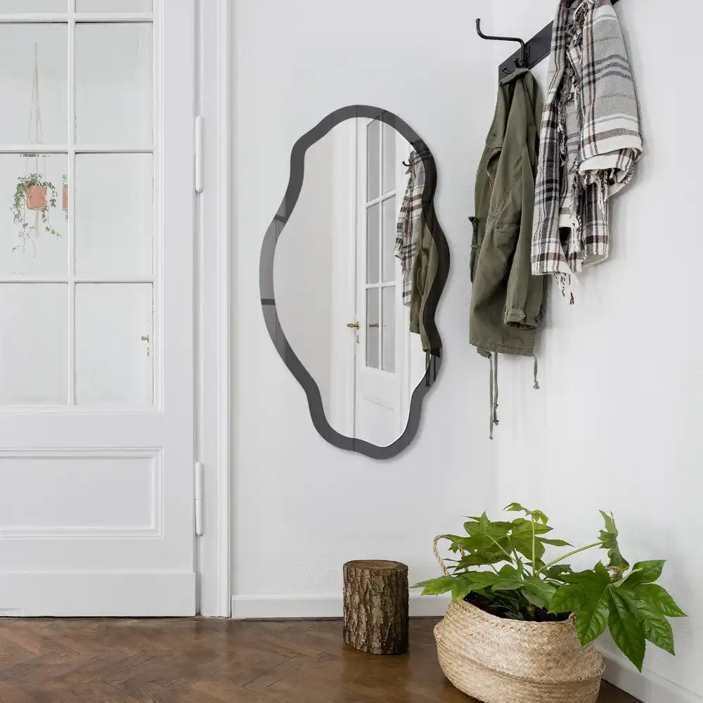 Oglindă decorativă cu formă neregulată și imprimeu negru