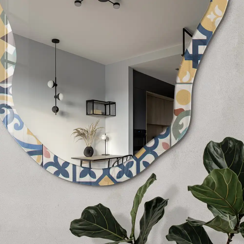 Oglindă decorativă cu formă neregulată și model mozaic