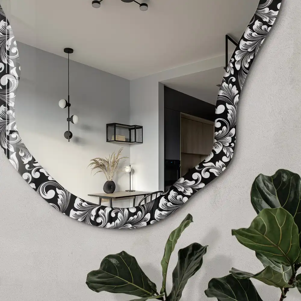 Oglindă cu formă neregulată și imprimeu decorativ clasic