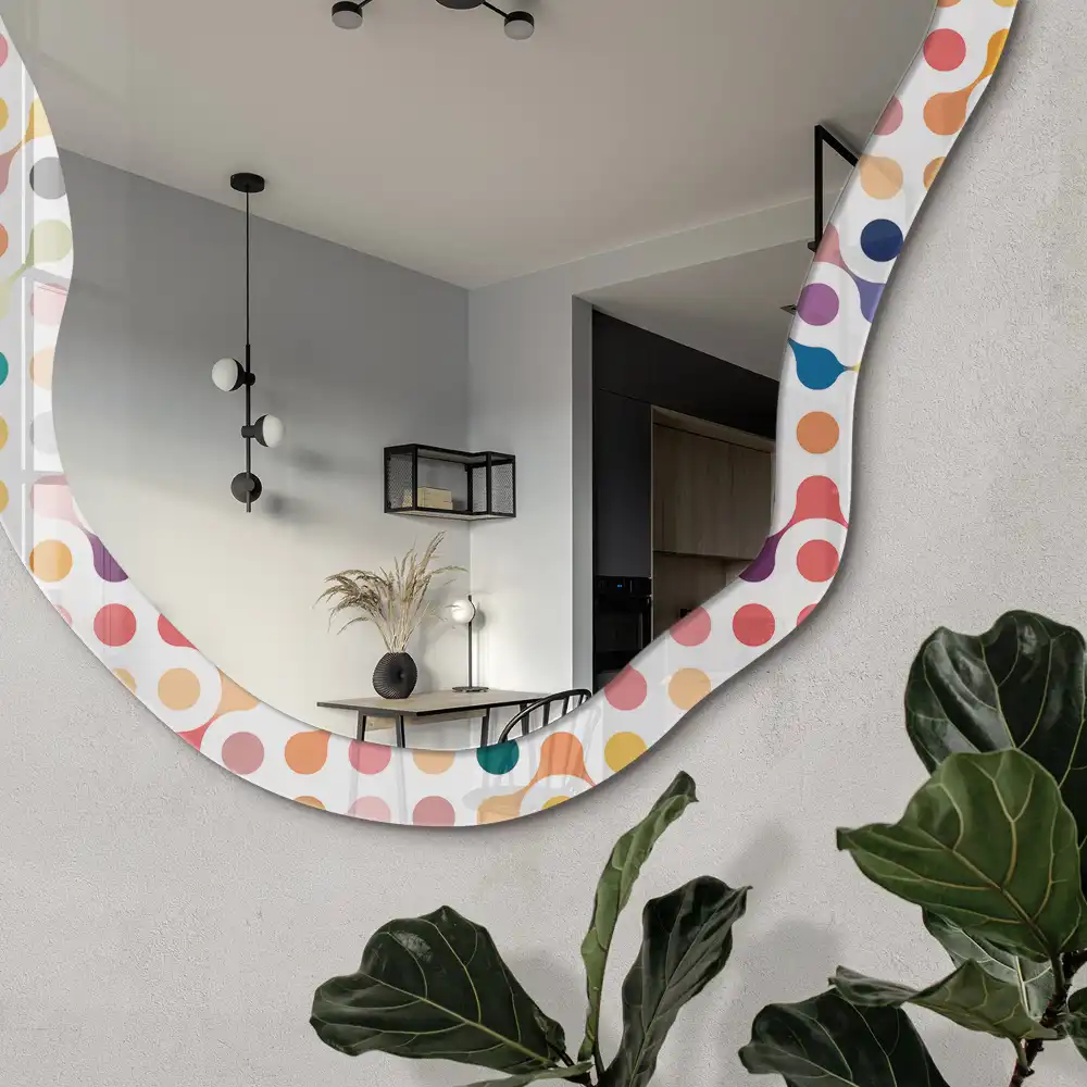 Oglindă decorativă cu formă neregulată și imprimeu geometric colorat