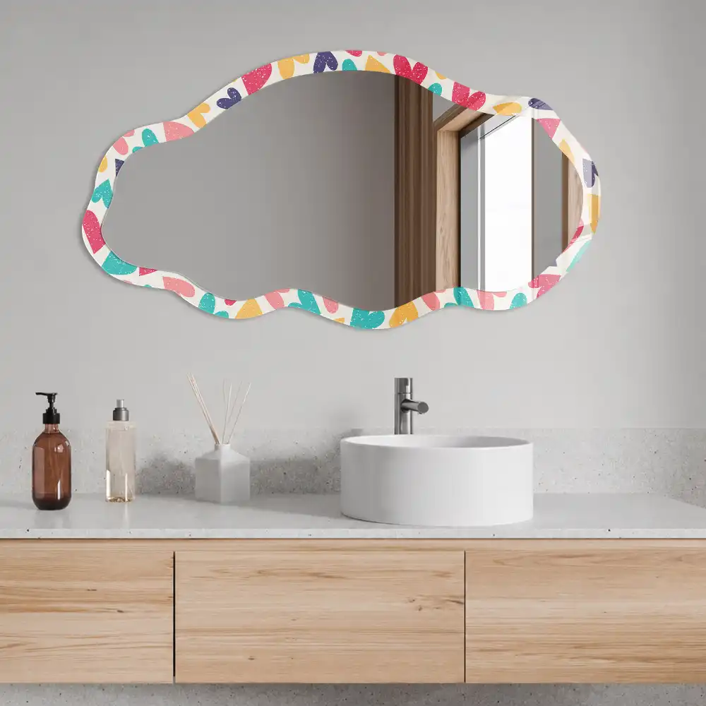 Oglindă cu ramă imprimată în formă neregulată cu model inimi colorate