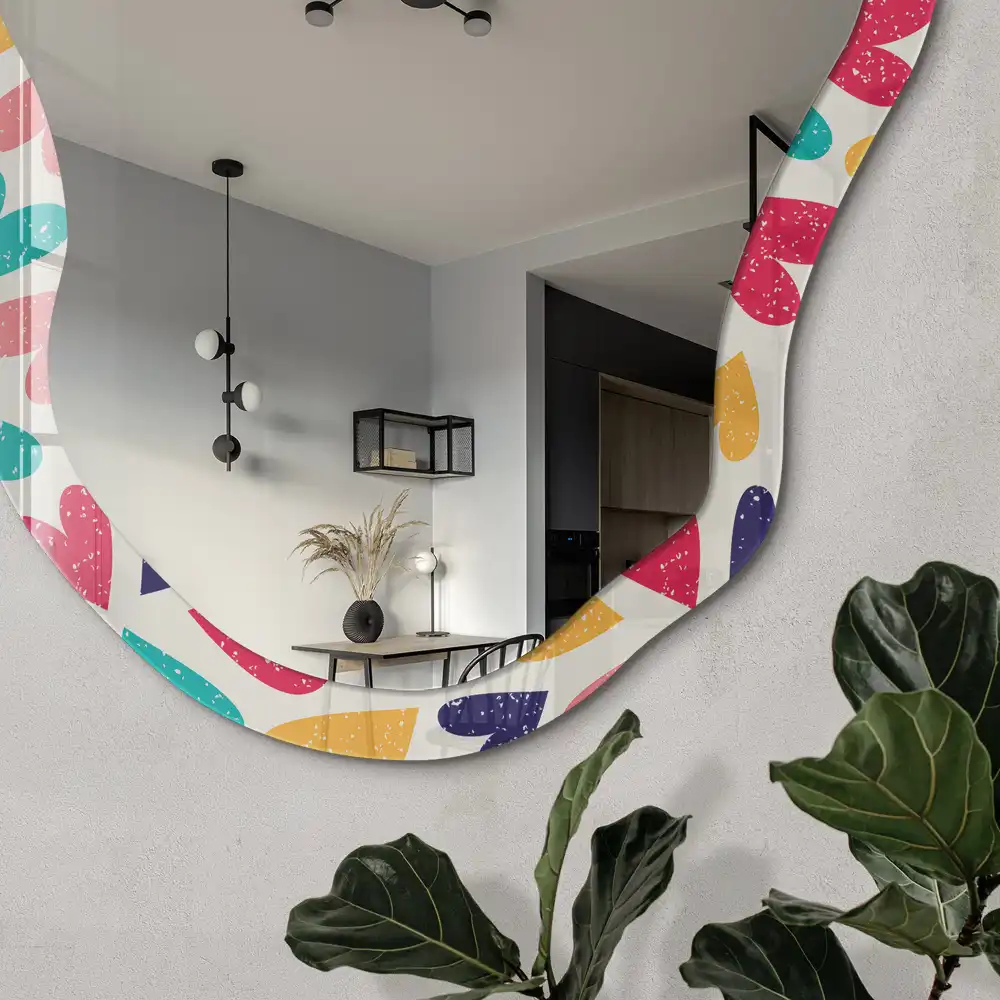 Oglindă cu ramă imprimată în formă neregulată cu model inimi colorate