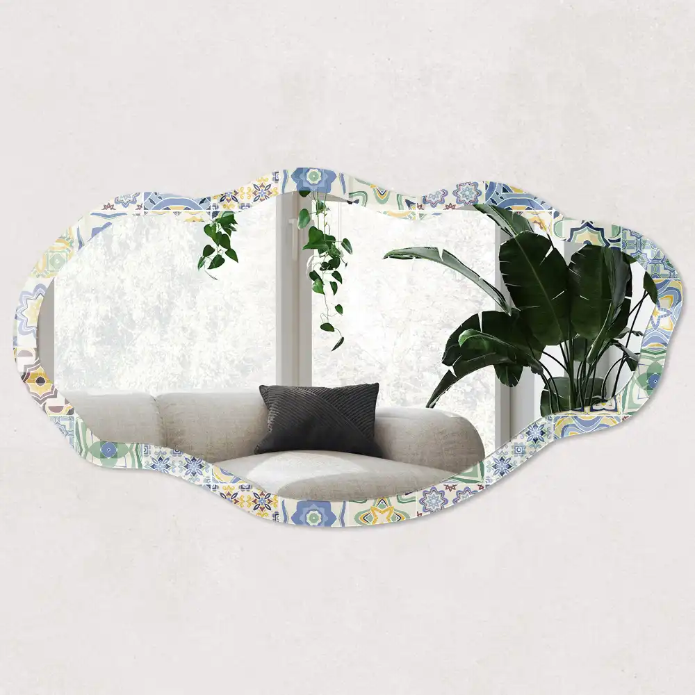 Oglindă decorativă cu formă neregulată și imprimeu mozaic vesel