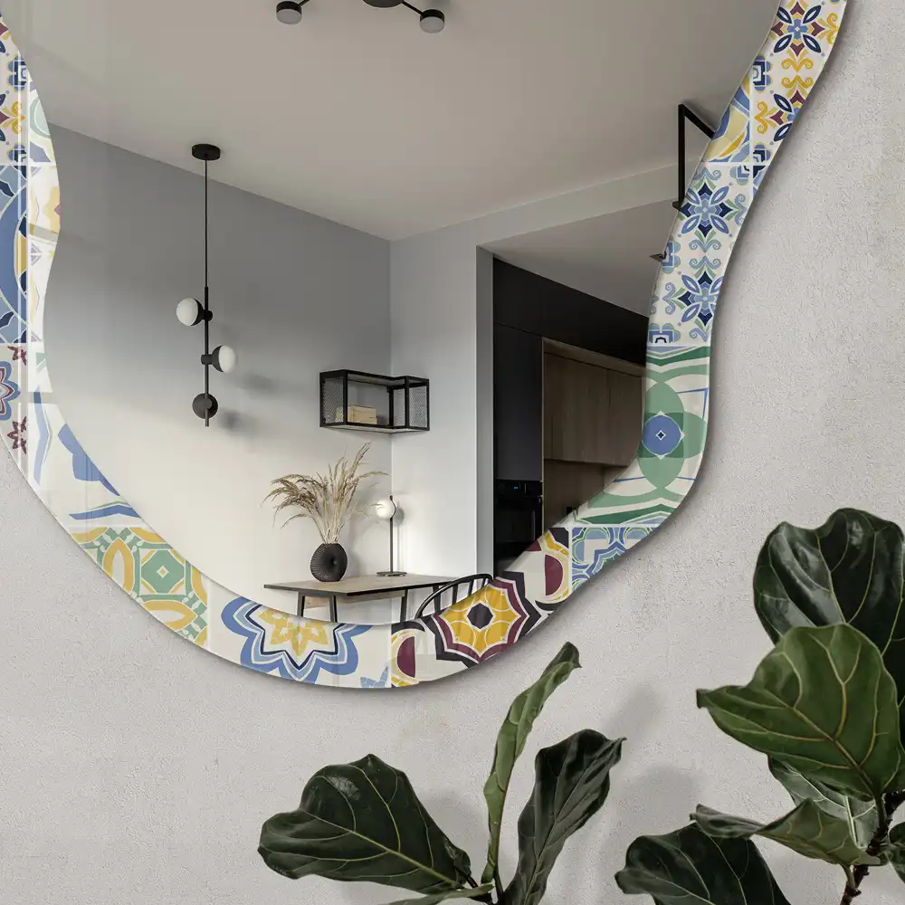 Oglindă decorativă cu formă neregulată și imprimeu mozaic vesel