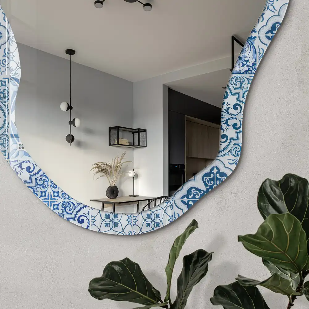Oglindă neregulată cu imprimeu de plăci ceramice albastre