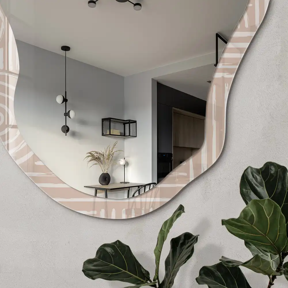 Oglindă cu ramă imprimată în formă neregulată, model geometric bej