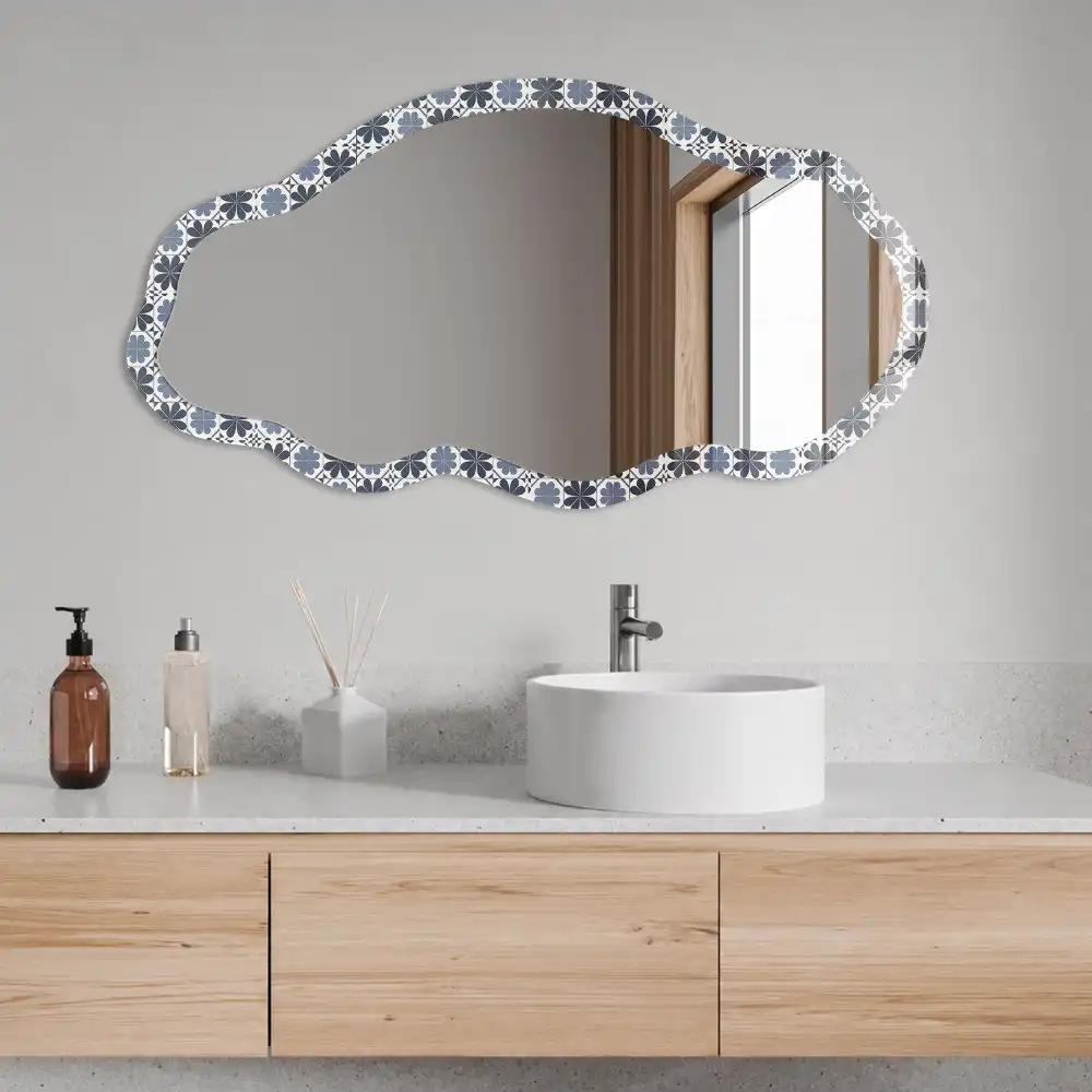 Oglindă decorativă cu formă neregulată și model geometric