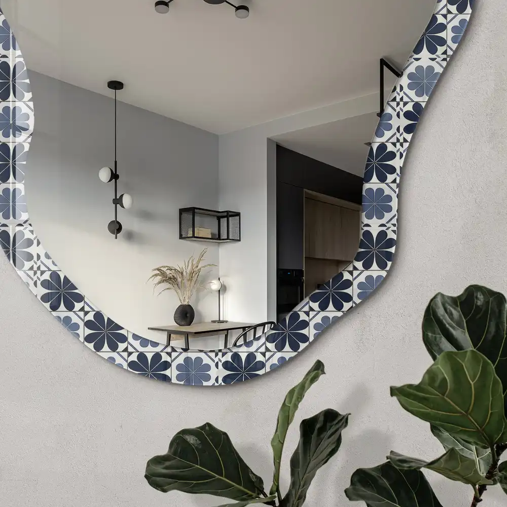 Oglindă decorativă cu formă neregulată și model geometric