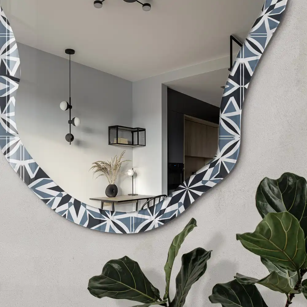 Oglindă cu ramă imprimată în formă neregulată cu model floral geometric