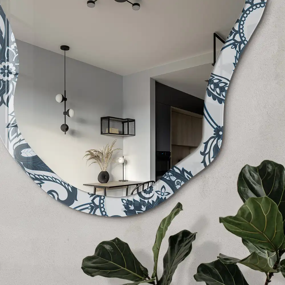 Oglindă neregulată cu decorațiuni elegante