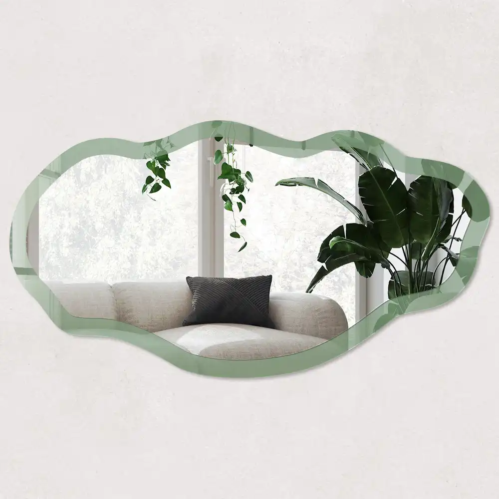 Oglindă decorativă cu formă neregulată și imprimeu verde discret