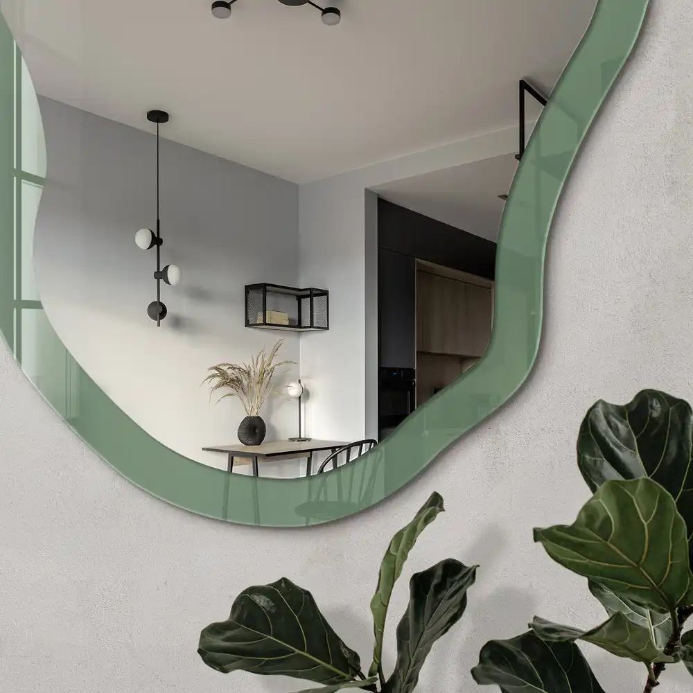 Oglindă decorativă cu formă neregulată și imprimeu verde discret