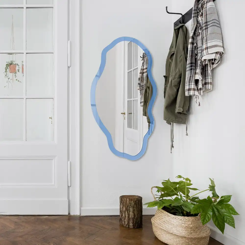 Oglindă decorativă cu formă neregulată și imprimeu albastru