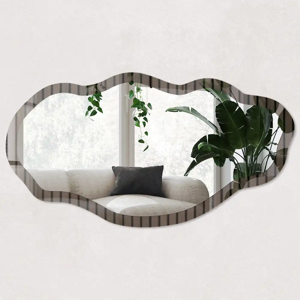 Oglindă decorativă cu formă neregulată și imprimeu barna csíkok