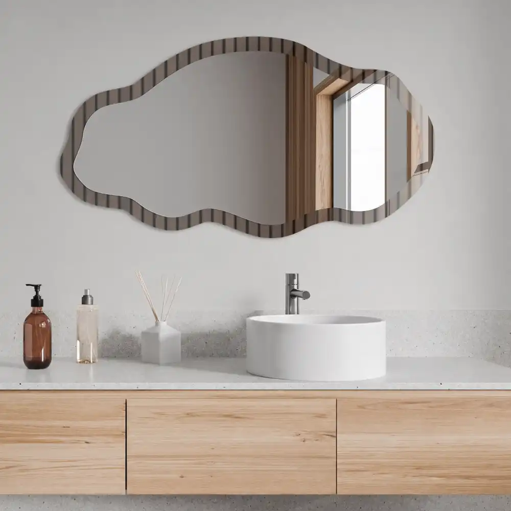Oglindă decorativă cu formă neregulată și imprimeu barna csíkok