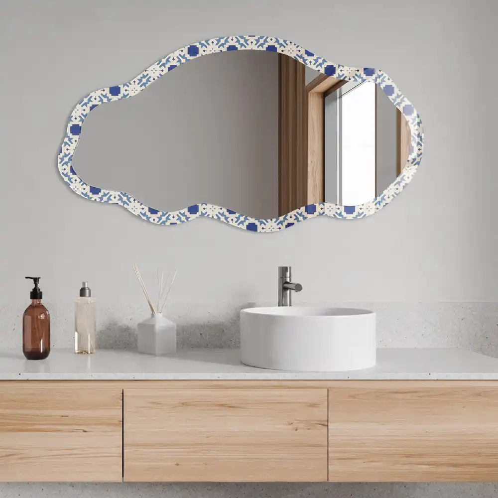 Oglindă decorativă cu formă neregulată și imprimeu mozaic albastru