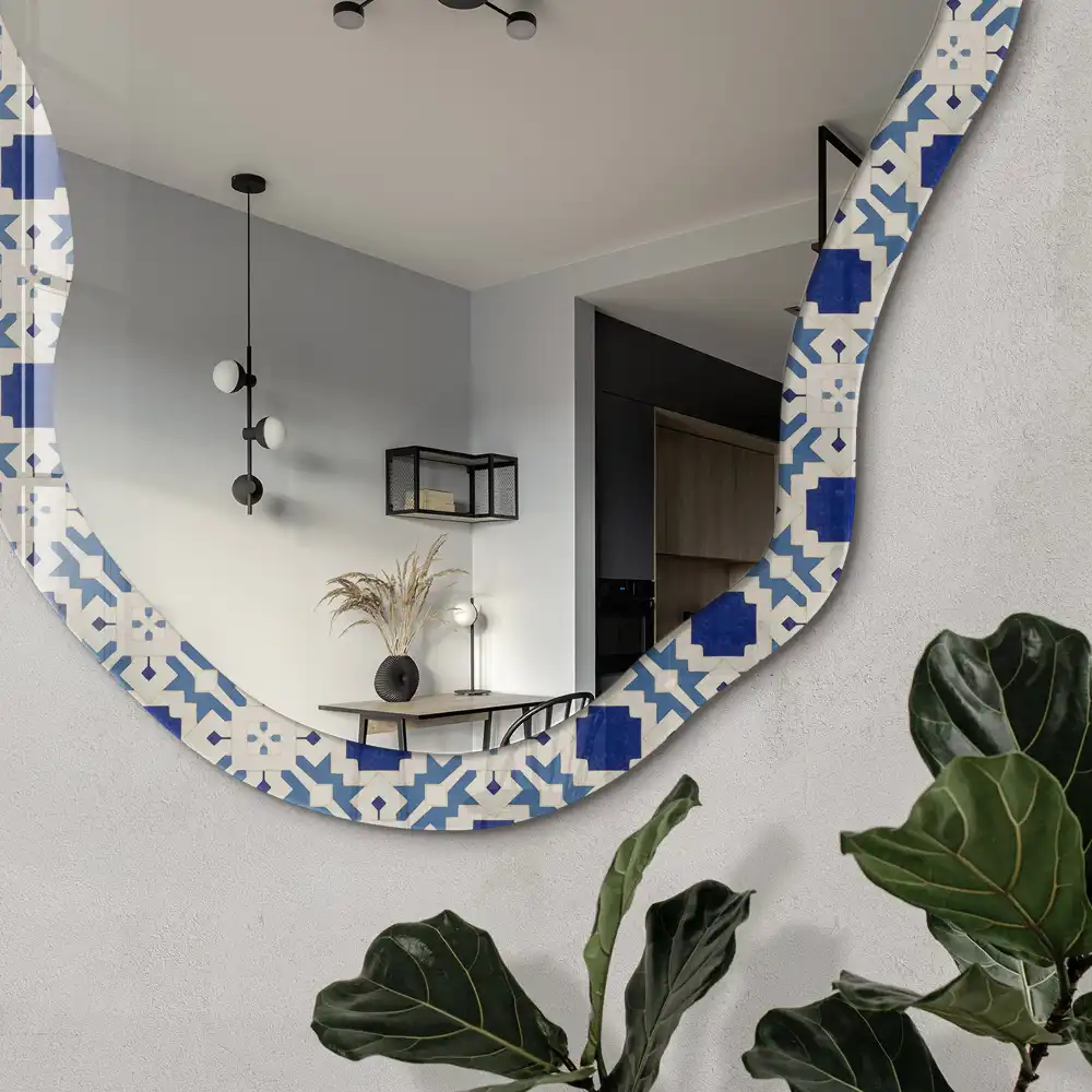Oglindă decorativă cu formă neregulată și imprimeu mozaic albastru