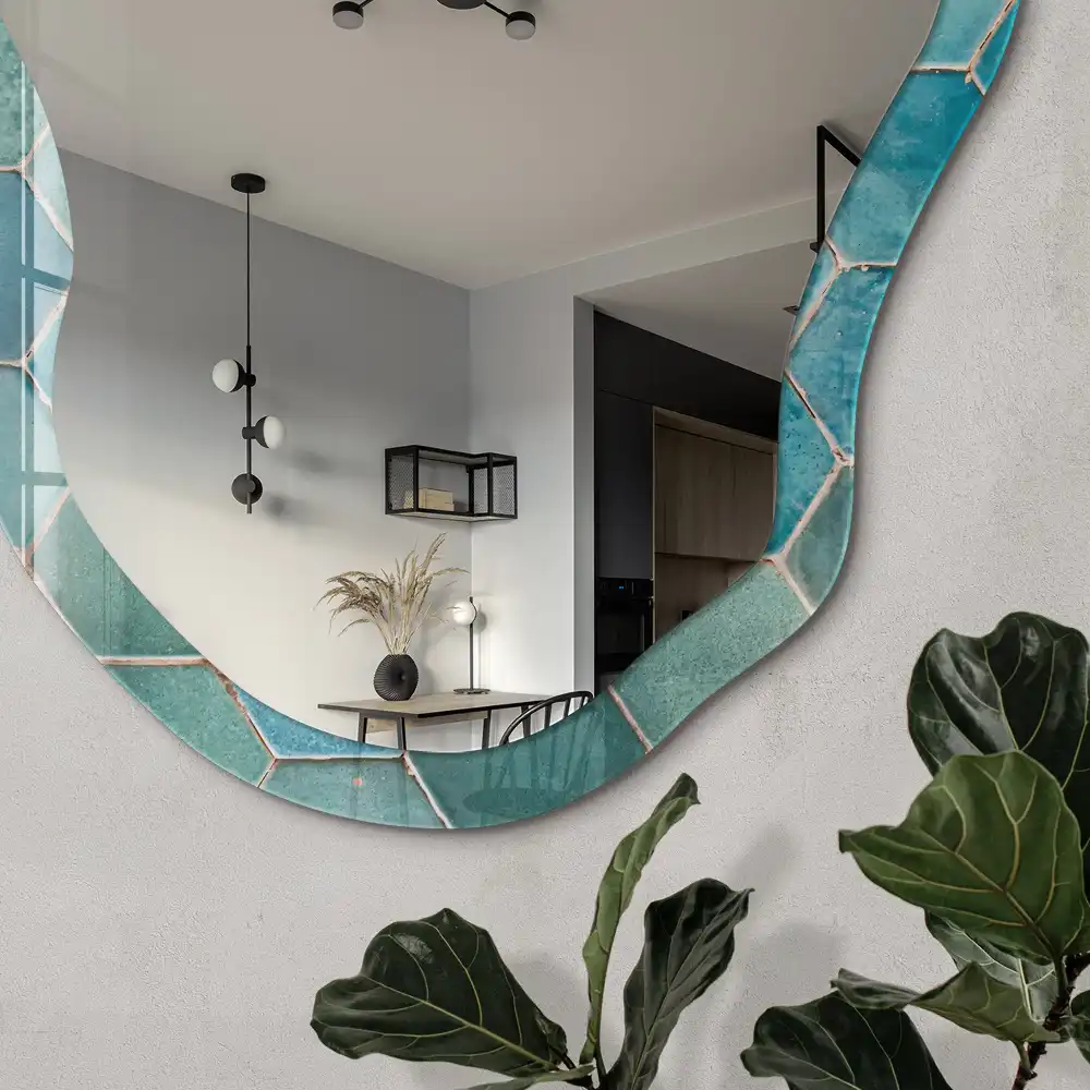 Oglindă decorativă cu formă neregulată și imprimeu mozaic turcoaz