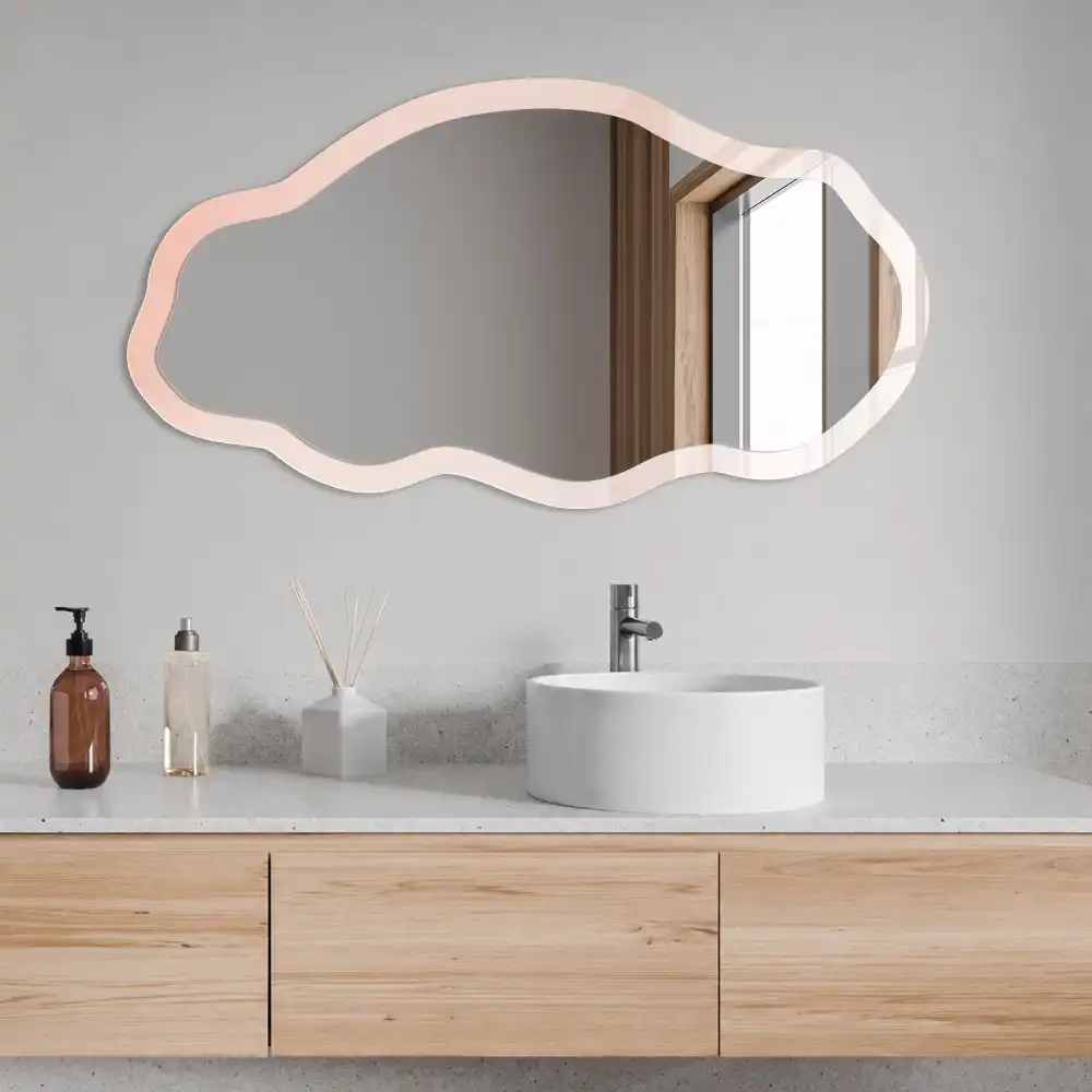 Oglindă decorativă cu formă neregulată și imprimeu minimalist pastel