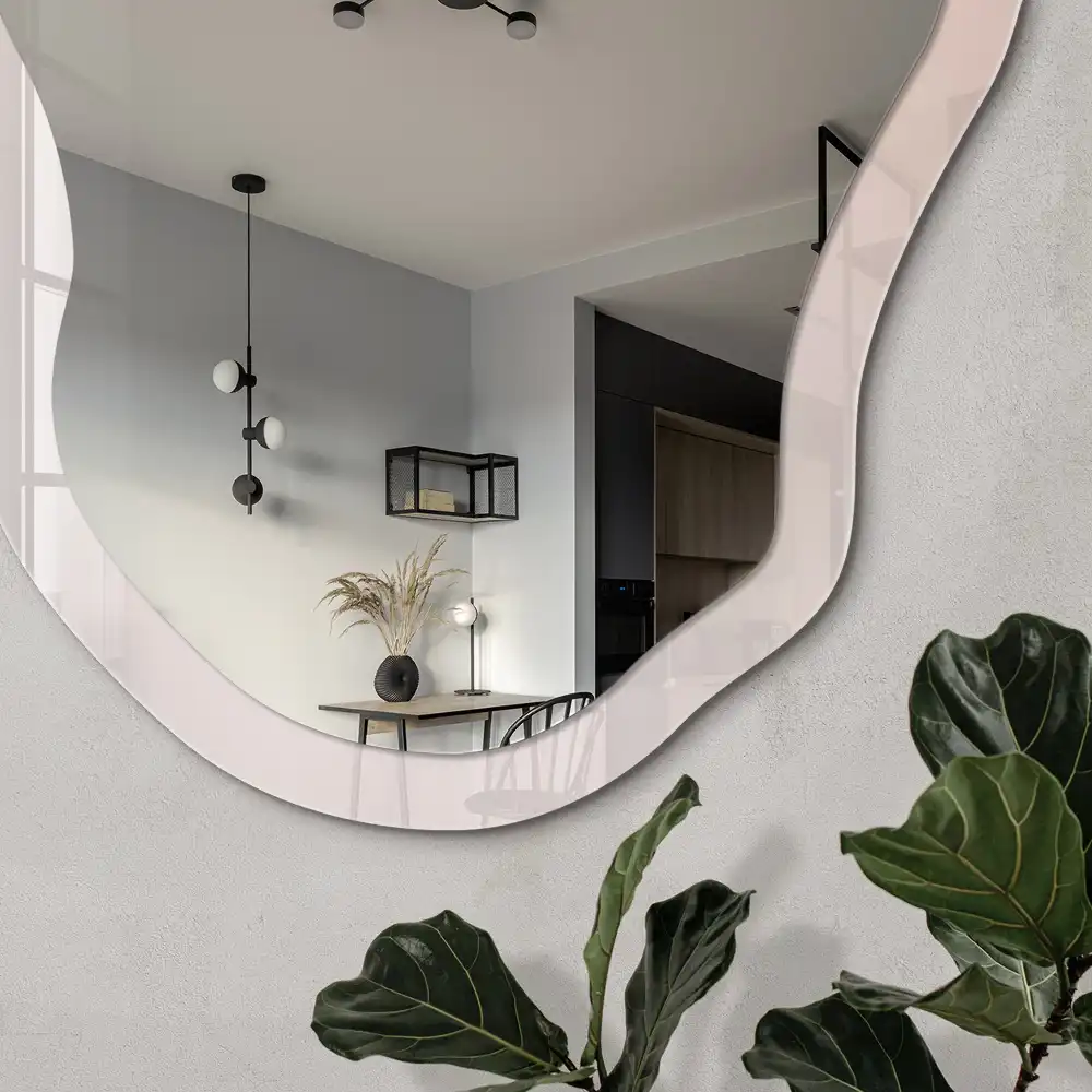 Oglindă decorativă cu formă neregulată și imprimeu minimalist pastel