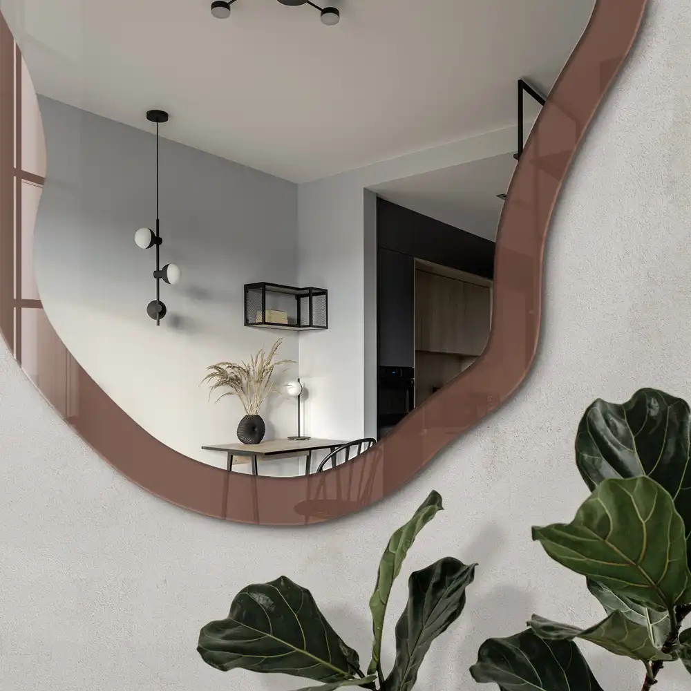 Oglindă decorativă cu formă neregulată și imprimeu maro