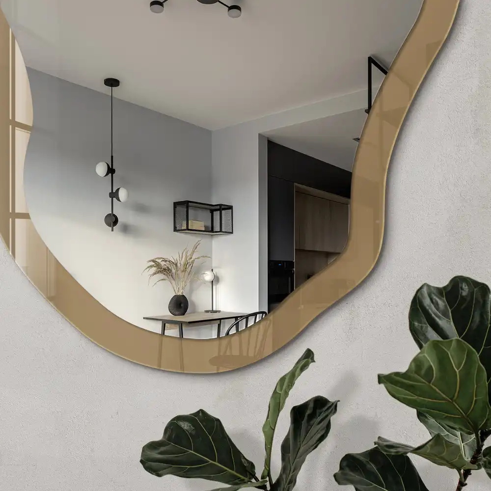 Oglindă decorativă cu formă neregulată și imprimeu maro