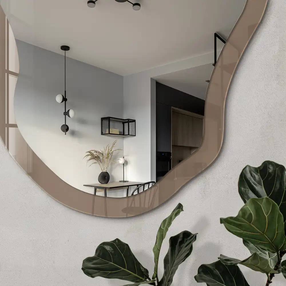 Oglindă decorativă neregulată cu imprimeu în nuanțe de gri și gălbui