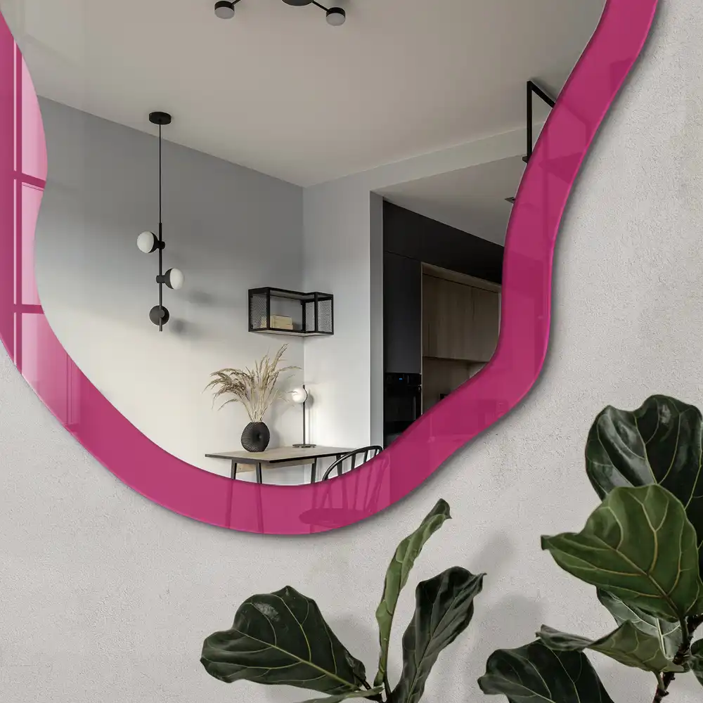 Oglindă decorativă cu formă neregulată și imprimeu roz intens
