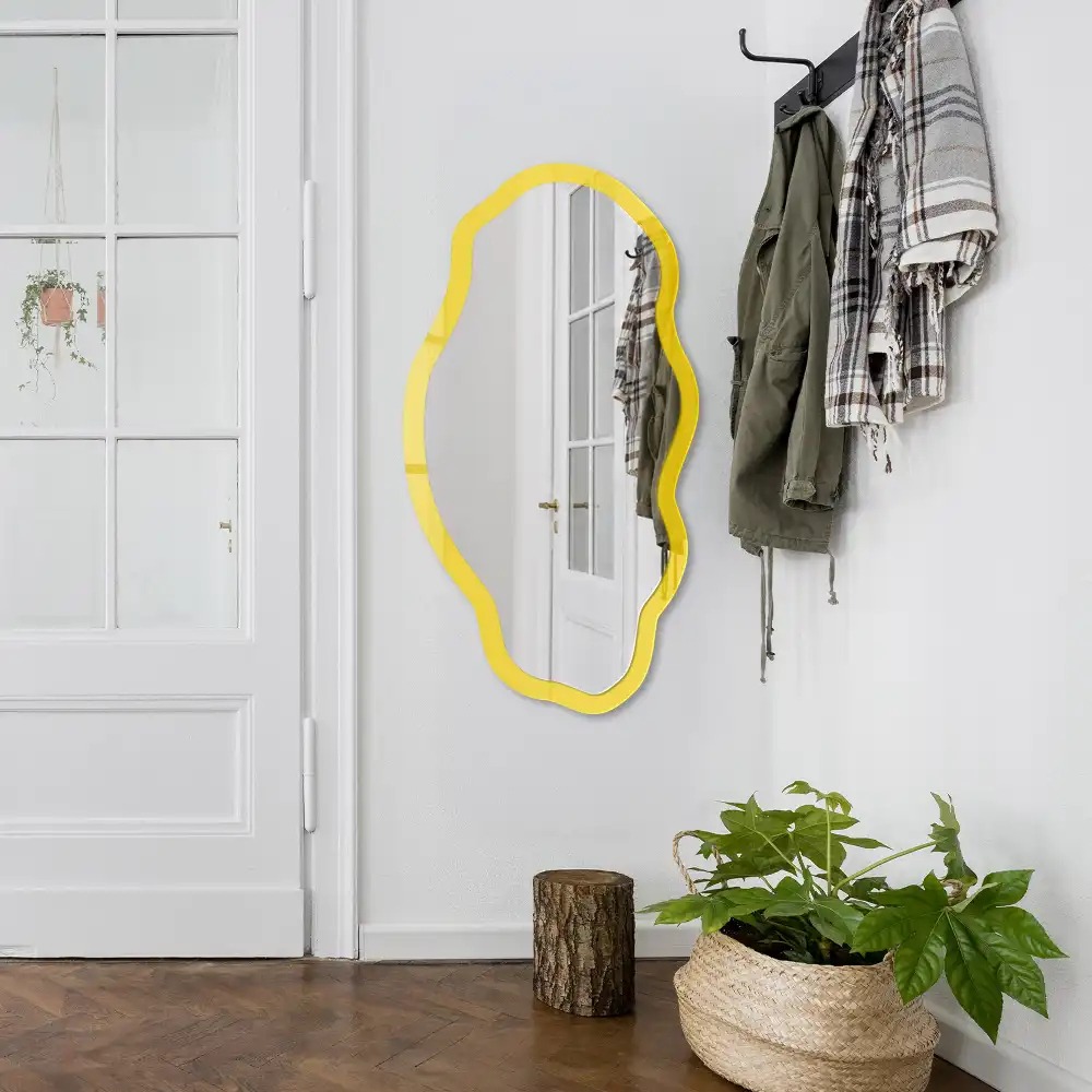 Oglindă decorativă cu formă neregulată și imprimeu galben intens