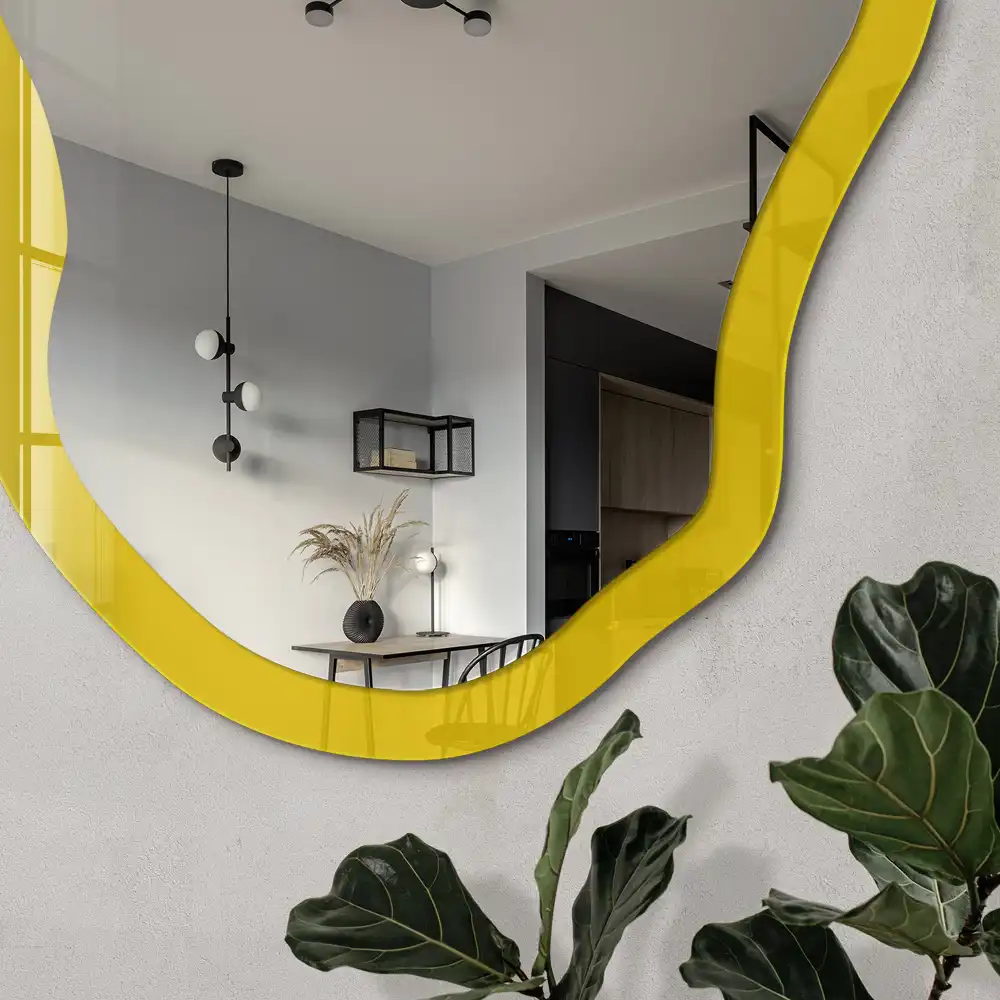 Oglindă decorativă cu formă neregulată și imprimeu galben intens