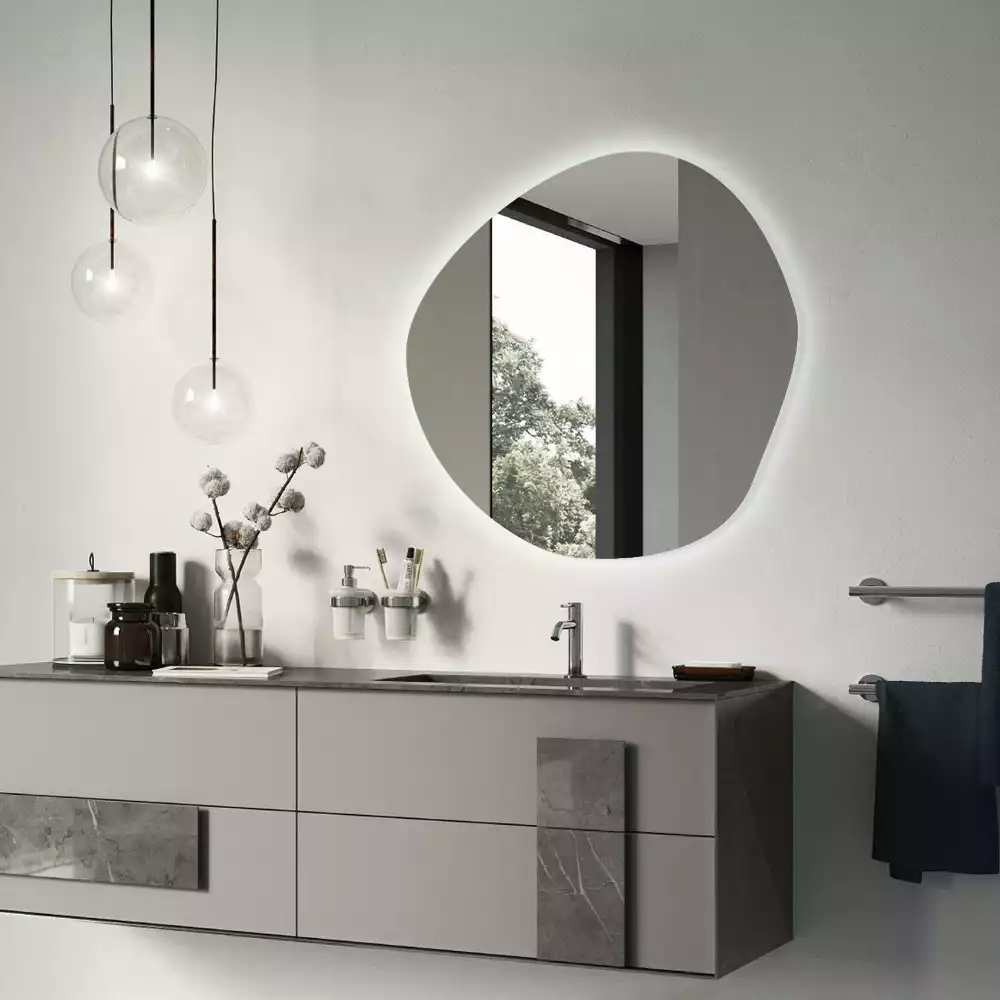 Oglindă de perete cu LED și formă neregulată în stil minimalist