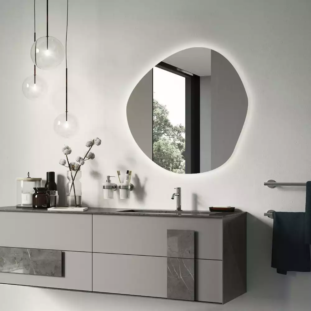 Oglindă de perete cu LED și formă neregulată în stil minimalist
