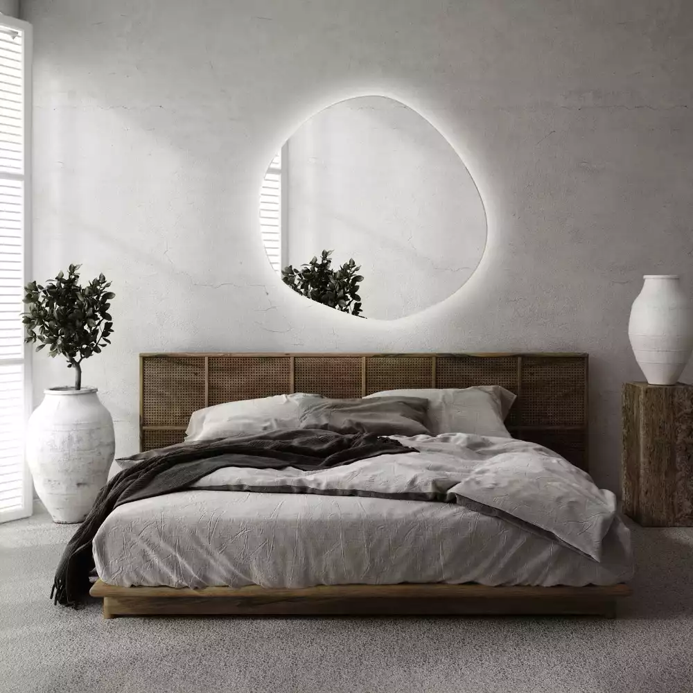 Oglindă de perete cu LED și formă neregulată în stil minimalist