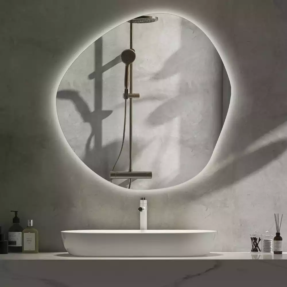 Oglindă de perete cu LED și formă neregulată în stil minimalist