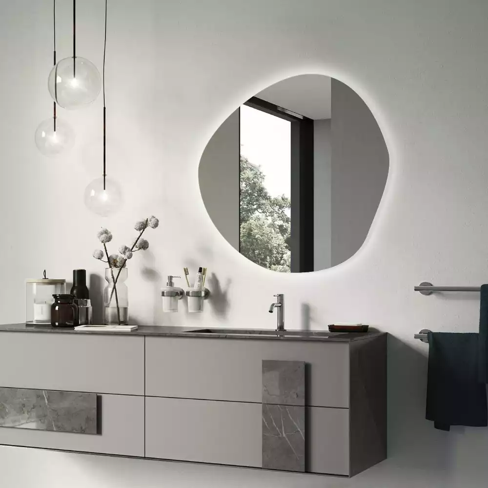 Oglindă de perete cu LED și formă neregulată în stil minimalist