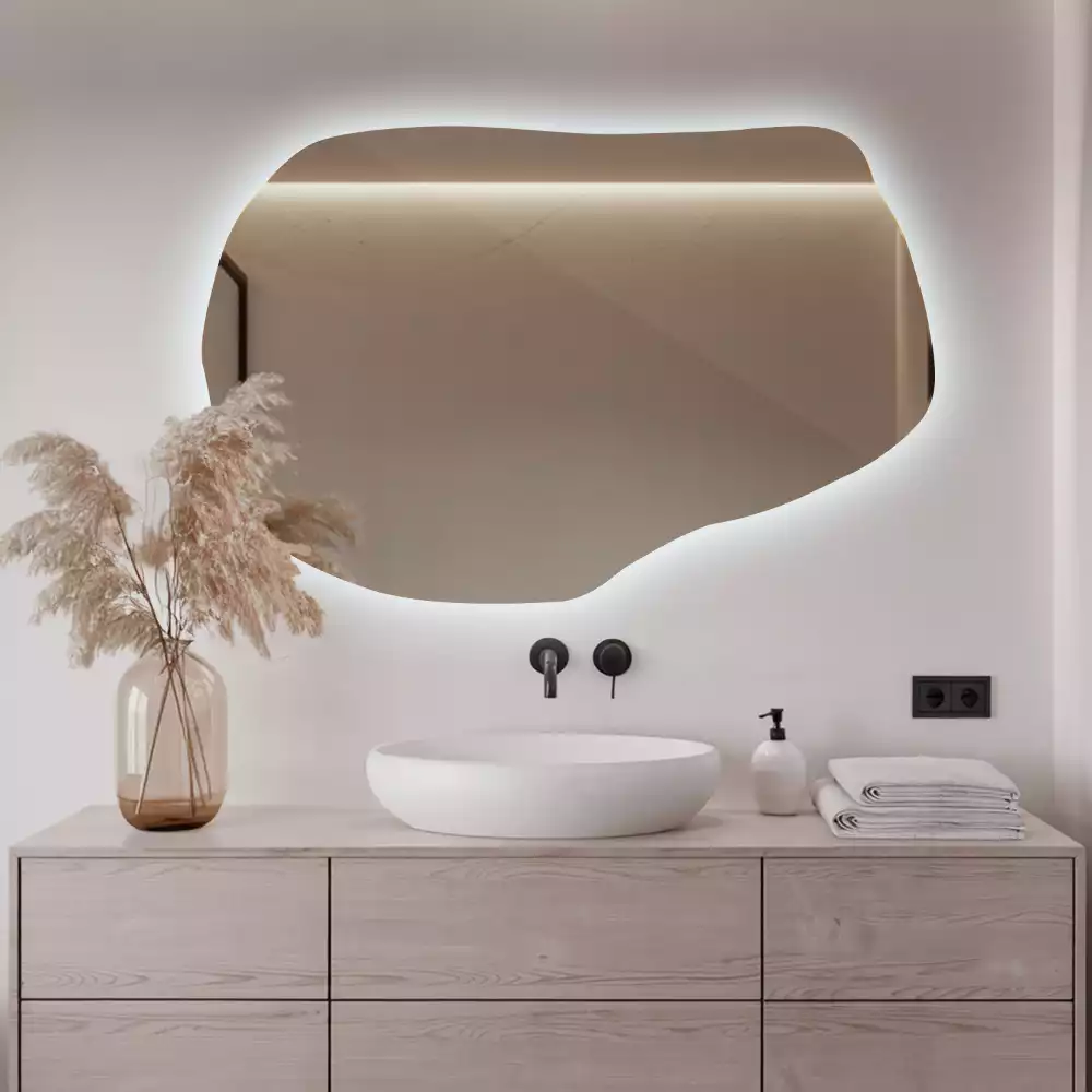Oglindă cu formă organică și iluminare ambientală perimetrală