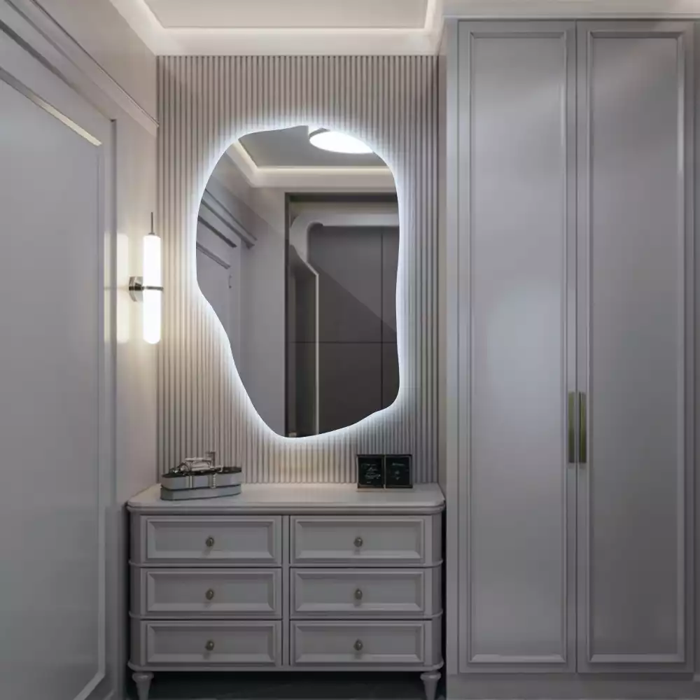 Oglindă cu formă organică și iluminare ambientală perimetrală