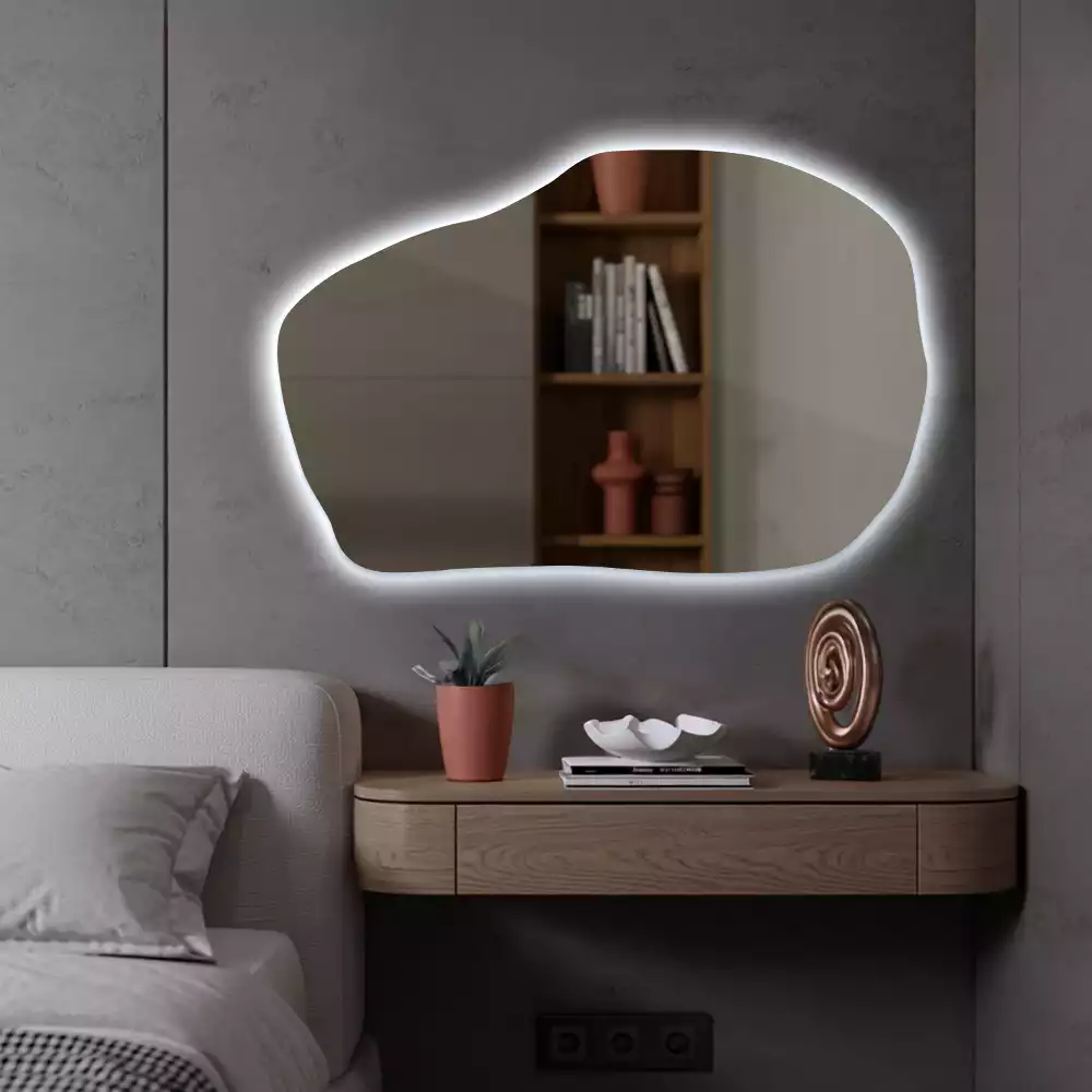 Oglindă cu formă organică și iluminare ambientală perimetrală