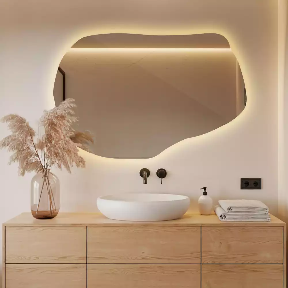 Oglindă cu formă organică și iluminare ambientală perimetrală