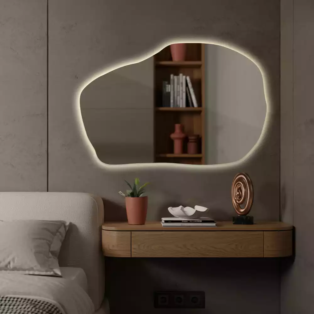 Oglindă cu formă organică și iluminare ambientală perimetrală