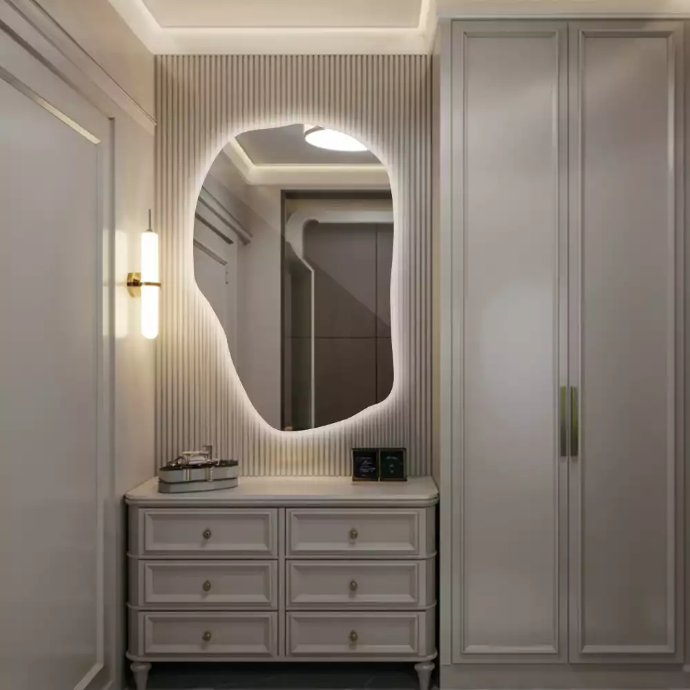 Oglindă cu formă organică și iluminare ambientală perimetrală