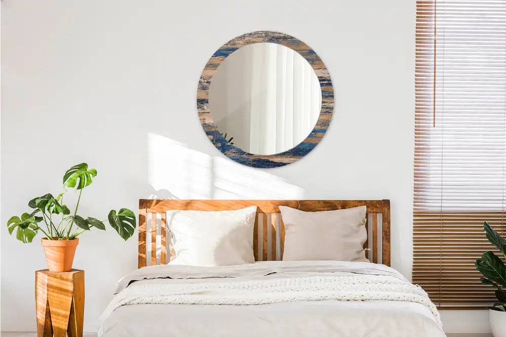 Oglindă decorativă rotundă cu ramă din lemn abstract