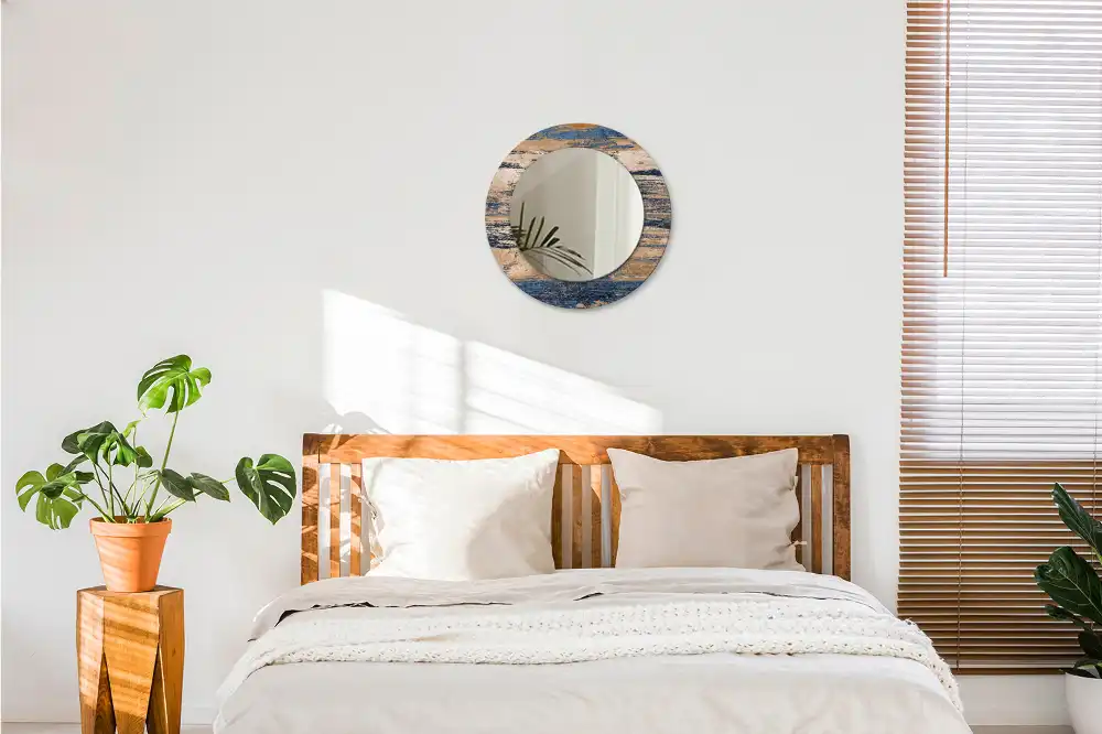 Oglindă decorativă rotundă cu ramă din lemn abstract