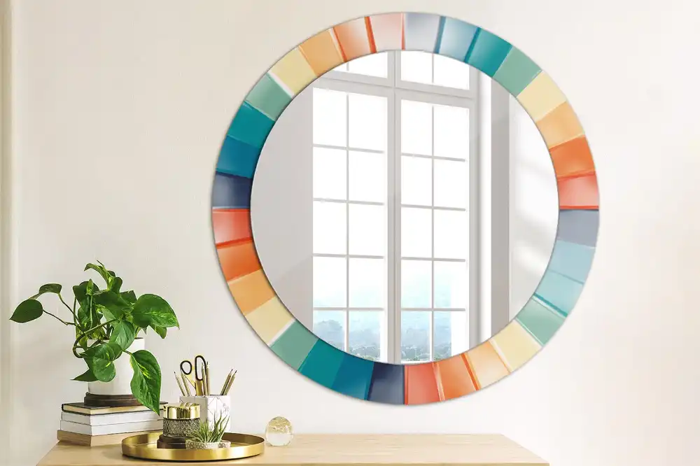 Oglindă rotundă de perete cu decor din plăci colorate sub formă de raze