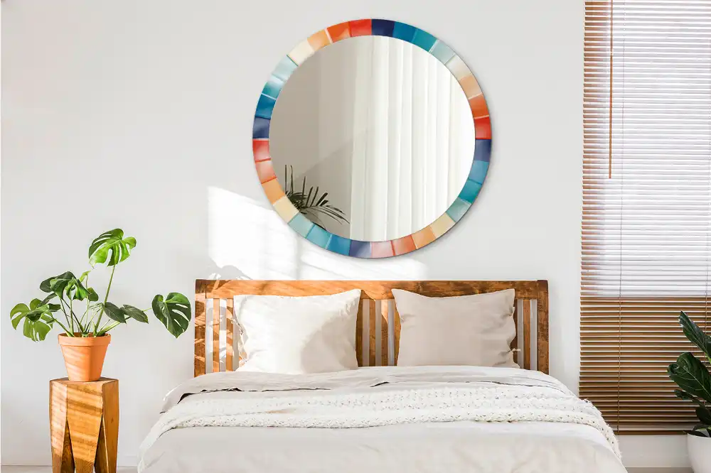 Oglindă rotundă de perete cu decor din plăci colorate sub formă de raze